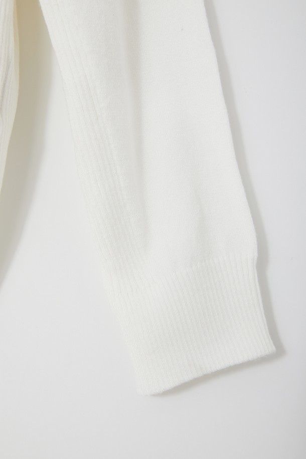 골프앤데일리 미들넥 니트 집업 CJP141는 스포티함과 캐주얼함을 동시에 즐길 수 있는 공용 집업입니다. 부드러운 촉감의 니트 소재로 제작되어 봄, 가을 간절기에 착용하기 좋으며, 하프넥 디자인이 특징입니다. 레귤러핏으로 편안하게 착용 가능하며, 일상복뿐만 아니라 골프웨어로도 활용할 수 있습니다. 무지 디자인에 화이트 컬러로 미니멀한 스타일을 연출합니다. 긴 소매와 크롭 기장으로 활동성을 더했습니다.
