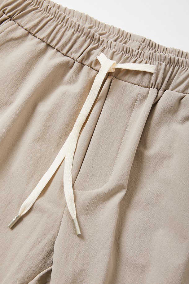 사방 스판 소재로 편안한 착용감을 선사하는 밴딩 카고 조거 팬츠 CPT155입니다. 부드러운 촉감의 면과 스판덱스 혼방으로 제작되어 활동성을 높였으며, 릴랙스 핏으로 편안하게 착용 가능합니다. 베이지 컬러에 허리 스트링과 발목 시보리, 사이드 카고 포켓 디테일이 돋보이는 디자인입니다. 일상, 산책, 캠핑 등 다양한 TPO에 캐주얼, 스포티, 미니멀 스타일로 활용하기 좋습니다. 봄, 가을 시즌에 적합한 긴 기장의 조거 팬츠입니다.
