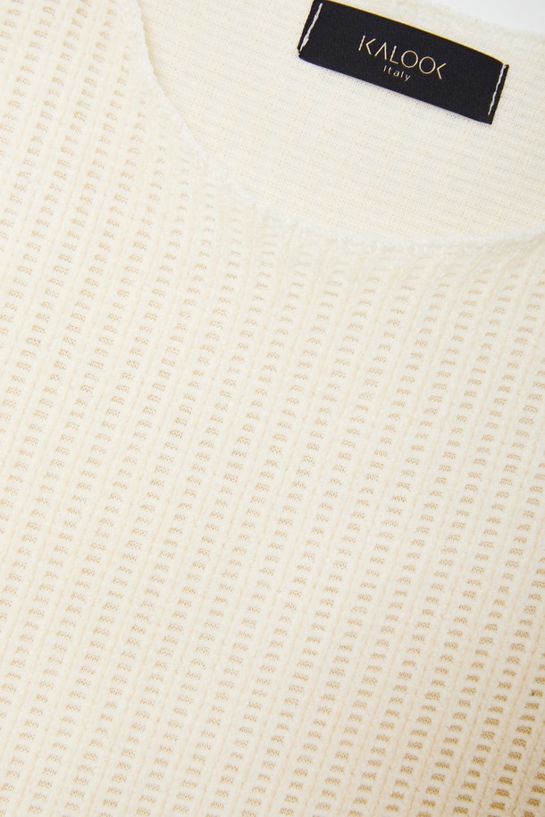 부드러운 벨루아 소재의 라운드넥 긴팔 티셔츠 CTEE121입니다. 포근한 두께감과 부드러운 촉감으로 가을, 겨울철 따뜻하게 착용하기 좋습니다. 베이직한 디자인과 아이보리 컬러로 다양한 스타일 연출이 용이하며, 집콕룩과 산책룩 등 편안한 일상에 잘 어울립니다. 레귤러핏으로 제작되어 편안한 착용감을 선사하며, 캐주얼, 미니멀, 클래식 스타일을 즐겨 입는 분들께 추천합니다. 니트 조직으로 제작되어 높은 보온성을 제공합니다.
