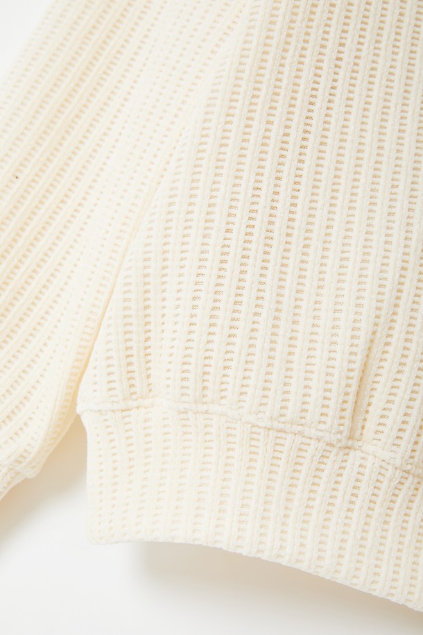 벨루아 오버핏 니트형 맨투맨 CTEE122는 부드러운 촉감의 벨루아 소재로 제작되어 포근함을 선사합니다. 라운드넥 디자인에 무지 패턴으로 베이직하고 캐주얼한 스타일을 연출하며, 넉넉한 오버핏으로 편안한 착용감을 제공합니다. 가을, 겨울 시즌에 어울리는 긴 소매 기장의 두꺼운 두께감으로 보온성을 높였습니다. 집콕룩부터 미니멀한 스타일까지, 다양한 룩에 활용하기 좋은 아이보리, 화이트 컬러의 맨투맨입니다. 니트 형으로 제작되어 더욱 포근하고 부드러운 느낌을 줍니다.
