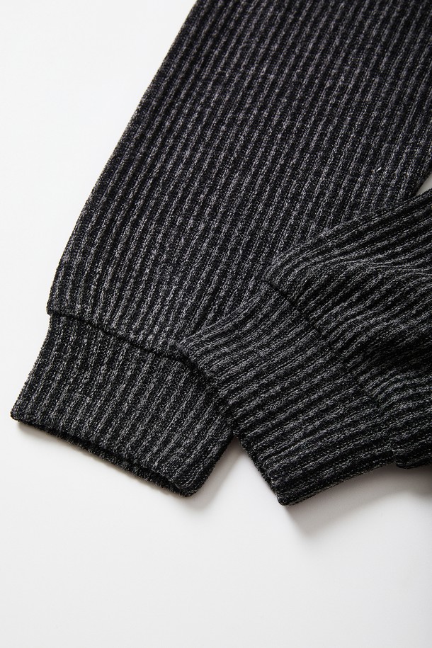 오버핏 빅사이즈 골지 반집업 긴팔티 CTEE123은 차콜그레이 컬러의 면 소재 티셔츠입니다. 가을과 겨울에 어울리는 두꺼운 두께감과 부드러운 촉감이 특징이며, 베이직하고 캐주얼한 스타일을 연출합니다. 오버핏 디자인과 골지 패턴으로 편안하면서도 트렌디한 핏을 제공하며, 반집업 네크라인이 포인트를 더합니다. 캠핑룩, 집콕룩 등 다양한 TPO에 활용 가능한 빅사이즈 긴팔 티셔츠입니다. 캐주얼, 미니멀, 클래식 스타일을 즐기는 분들에게 추천합니다.
