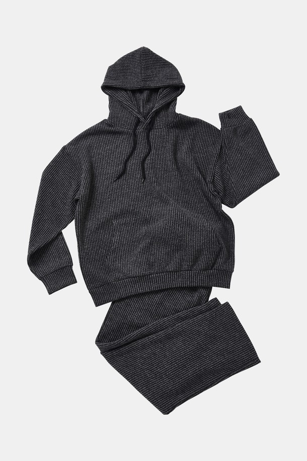 오버핏 빅사이즈 골지 후드 셋업 CTEE124S는 캐주얼하고 미니멀한 스타일을 추구하는 남성 고객을 위한 제품입니다. 가을, 겨울 시즌에 적합하며, 부드러운 촉감의 면 소재로 제작되어 편안한 착용감을 선사합니다. 차콜 그레이 색상의 골지 패턴이 돋보이며, 오버핏 디자인으로 트렌디한 핏을 연출합니다. 집콕룩으로도 활용하기 좋은 실용적인 아이템이며, 두꺼운 두께감으로 보온성을 높였습니다. 셋업 구성으로 간편하게 스타일링을 완성할 수 있습니다.
