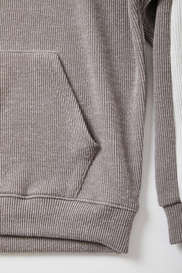 배색 골지 포켓 후드티 CTEE125는 캐주얼하고 미니멀한 스타일을 연출하기 좋은 남녀 공용 후드티입니다. 봄, 가을, 겨울 세 계절 모두 활용 가능하며, 부드러운 면 소재로 제작되어 편안한 착용감을 선사합니다. 레귤러 핏에 후드 디자인, 긴 소매 기장으로 제작되었으며, 그레이 컬러 바탕에 배색 포인트와 포켓 디테일이 돋보입니다. 일상생활에서 데일리룩으로 활용하기 좋으며, 다양한 하의와 매치하여 스타일리시한 룩을 완성할 수 있습니다.
