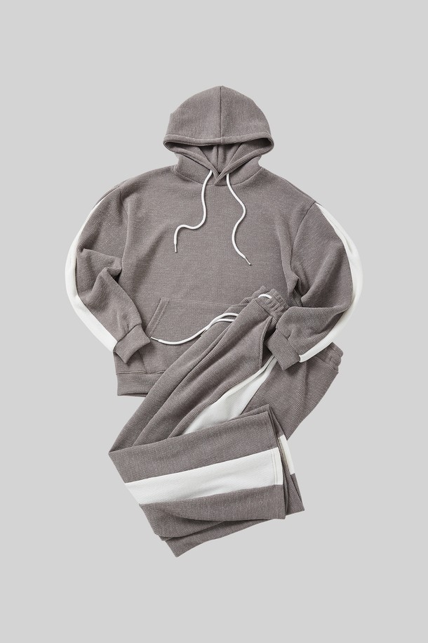 배색 골지 포켓 후드티 셋업 CTEE125S는 남성용 후드티로, 가을과 겨울에 따뜻하게 착용하기 좋습니다. 베이직하고 캐주얼한 스타일로, 일상복으로 활용하기 좋습니다. 부드러운 면 소재에 레귤러 핏으로 편안한 착용감을 선사하며, 긴 소매와 후드 디자인으로 보온성을 높였습니다. 그레이 컬러의 골지 패턴에 포켓 디테일이 더해져 실용성을 더했습니다. 캐주얼, 미니멀, 클래식 스타일을 즐겨 입는 남성에게 추천합니다.
