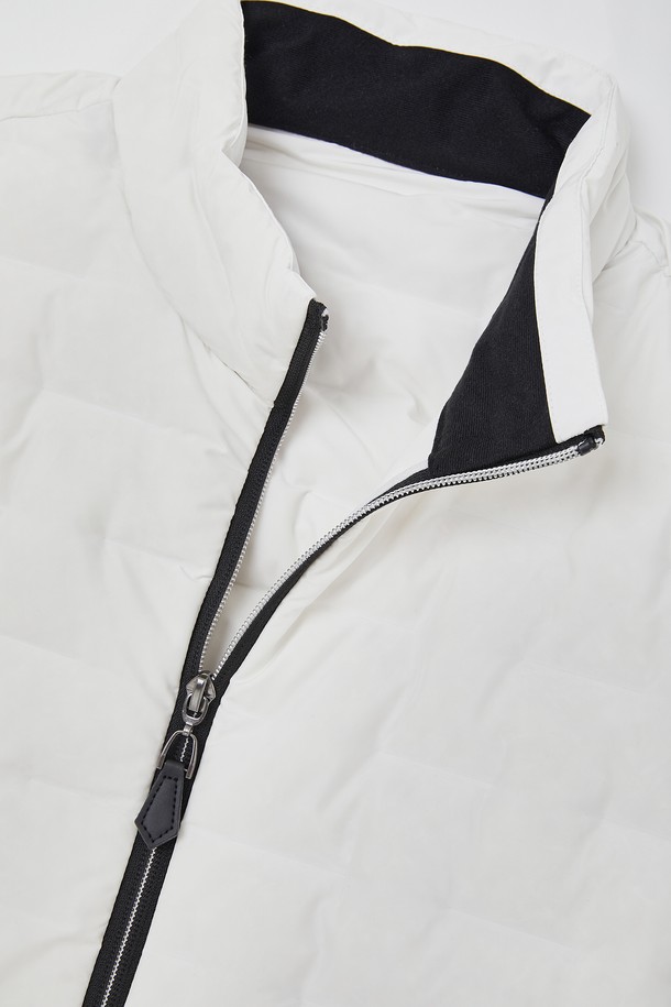 스포츠 네오프렌 다운 퀼팅 점퍼 CJP144는 겨울철 스포츠 활동과 일상에서 모두 활용 가능한 공용 아우터입니다. 보온성이 뛰어난 다운 충전재와 두꺼운 네오프렌 소재를 사용하여 추운 날씨에도 따뜻함을 유지해 줍니다. 스포티한 무드를 연출하는 크롭 기장의 레귤러핏 디자인으로, 등산, 러닝, 피트니스 등 다양한 TPO에 적합합니다. 화이트와 블랙 두 가지 색상으로 출시되어 미니멀하고 캐주얼한 스타일을 완성할 수 있습니다. 집업 스타일의 퀼팅 점퍼로 활동성을 높였습니다.
