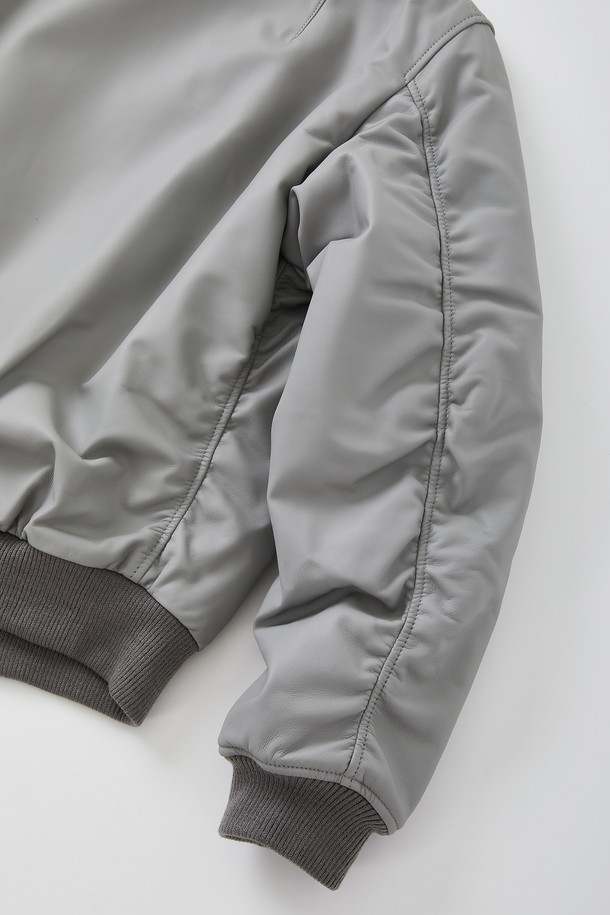 슬리브 포켓 양가죽 항공점퍼 CLJP120은 부드러운 양가죽 소재의 두꺼운 두께감으로 제작되어 봄, 가을 시즌에 착용하기 좋습니다. 캐주얼, 스포티, 미니멀 스타일을 원하는 분들께 추천하며, 여행룩이나 캠핑룩에도 잘 어울립니다. 그레이 컬러의 무지 디자인에 긴 소매와 소매 포켓 디테일이 돋보이며, 집업 스타일로 편안하게 착용할 수 있습니다. 안감은 오렌지 컬러로 포인트를 주어 세련된 느낌을 더했습니다. 레귤러핏으로 제작되어 편안한 착용감을 제공합니다.
