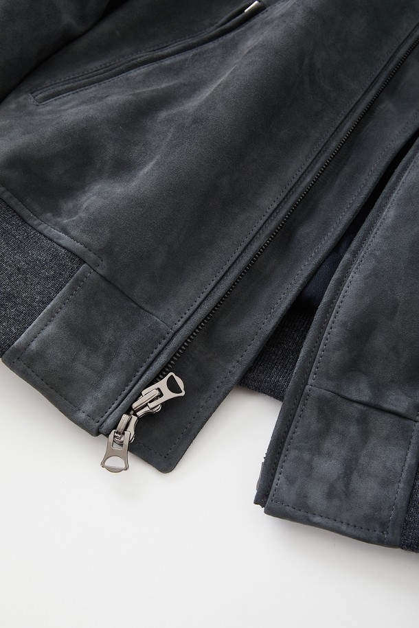 고트 스웨이드 퀼팅 블루종 점퍼 CLJP121은 부드러운 촉감의 고트 스웨이드 소재로 제작되어 가을과 겨울에 따뜻하게 착용할 수 있는 아우터입니다. 캐주얼 스타일의 무지 디자인에 퀼팅 디테일과 립(Rib) 디테일로 포인트를 주었습니다. 레귤러핏으로 제작되었으며, 집업 여밈 방식으로 편안하게 착용 가능합니다. 크롭 기장의 긴소매 디자인으로 다양한 스타일 연출에 활용할 수 있습니다. 그레이 컬러로 출시되었습니다.
