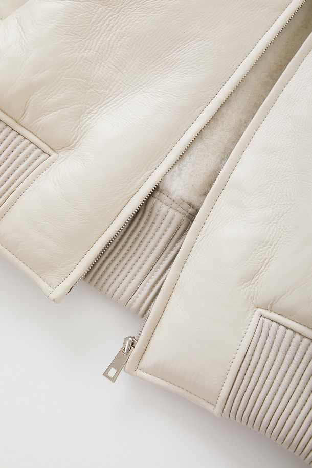 와이어 카라 램스킨 무스탕 CLJP123은 부드러운 램스킨 소재로 제작되어 뛰어난 촉감을 선사합니다. 크롭 기장의 레귤러핏으로 캐주얼하고 베이직한 스타일을 연출하며, 와이어 카라와 립 디테일이 특징입니다. 가을과 겨울에 따뜻하게 착용할 수 있으며, 화이트와 아이보리 두 가지 색상으로 출시되었습니다. 집업 스타일로 편안하게 착용 가능하며, 일상에서 폭넓게 활용하기 좋습니다.
