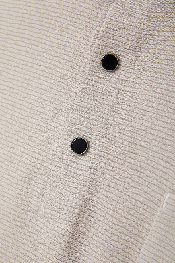 엠보 스트라이프 카라넥 긴팔티 CTEE119는 베이직하면서 캐주얼한 스타일을 연출하는 공용 티셔츠입니다. 봄, 가을에 어울리는 부드러운 면 소재로 제작되었으며, 엠보 스트라이프 패턴이 특징입니다. 레귤러핏에 크롭 기장으로, 데이트룩이나 봄 소풍룩에 적합합니다. 카라넥 디자인과 긴소매로 미니멀, 클래식한 스타일을 완성합니다.
