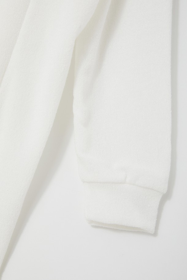 **멀티컬러 미들 숄 가디건 CKA103A**는 여성용 숄 카라 디자인의 가디건입니다. 부드러운 니트 소재로 제작되었으며, 얇은 두께감으로 봄, 가을에 착용하기 좋습니다. 무지 패턴의 멀티컬러 배색이 특징이며, 7부 소매와 레귤러 핏으로 제작되었습니다. 일상 또는 데이트룩, 모임룩에 클래식, 미니멀, 캐주얼 스타일로 연출하기 용이합니다. 오픈형 디자인으로 편안하게 착용할 수 있습니다.
