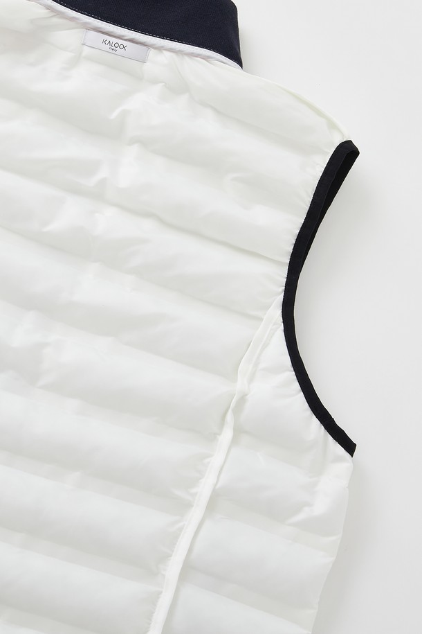 경량 삼색 카라 패딩 조끼 CJP146은 캐주얼, 스포티, 미니멀 스타일을 모두 아우르는 겨울철 필수 아이템입니다. 가볍고 따뜻한 나일론 소재에, 블랙, 화이트, 레드의 세련된 삼색 배색이 돋보입니다. 레귤러핏으로 편안하게 착용 가능하며, 집업 여밈 방식과 지퍼 포켓, 카라 디테일로 실용성을 더했습니다. 여행이나 캠핑 등 다양한 TPO에 활용하기 좋습니다. 
