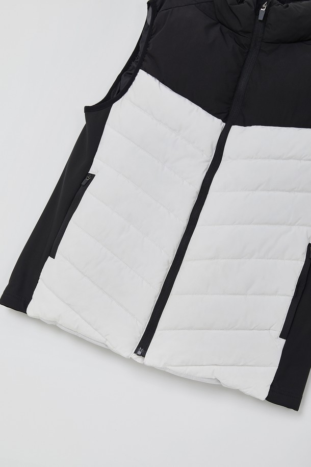 웰론 스트레치 패딩 베스트 CJP147는 겨울철 따뜻함과 스타일을 동시에 만족시키는 공용 패딩 베스트입니다. 부드러운 웰론 소재와 나일론 소재를 사용하여 편안한 착용감을 선사하며, 두꺼운 두께감으로 보온성을 높였습니다. 블랙, 화이트 두 가지 깔끔한 컬러로 출시되어 어떤 옷에도 쉽게 매치할 수 있으며, 캐주얼, 스포티, 미니멀 스타일을 즐겨 입는 분들께 추천합니다. 집업 스타일의 레귤러핏으로 활동성을 높였으며, 스트레치 기능이 있어 편안한 움직임을 보장합니다. 민소매 디자인으로 다양한 레이어드 연출이 가능하며, 일상에서 폭넓게 활용할 수 있습니다.
