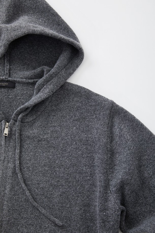 후드 집업 니트 가디건 CKA105는 부드러운 촉감의 니트 소재로 제작되어 가을, 겨울철 따뜻하게 입을 수 있는 남녀 공용 의류입니다. 차콜 그레이 색상의 무지 디자인에 레귤러 핏으로 제작되어 베이직하고 캐주얼한 스타일을 연출합니다. 넉넉한 두께감과 긴 소매 기장으로 보온성을 높였으며, 후드 디자인과 집업 여밈 방식으로 편안하게 착용할 수 있습니다. 일상생활은 물론, 집콕룩이나 캠핑룩으로도 활용 가능하며, 포켓 디테일로 실용성을 더했습니다. 캐주얼, 미니멀, 클래식 스타일을 즐겨 입는 분들께 추천합니다.
