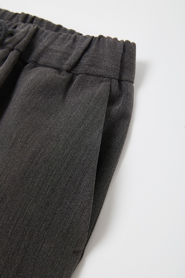 일자 핏 원턱 밴딩 슬랙스 CPT162는 베이직하고 미니멀한 스타일을 추구하는 남녀 공용 슬랙스입니다. 봄, 가을에 착용하기 적합하며, 부드러운 폴리에스터 소재로 제작되어 편안한 촉감을 제공합니다. 허리 밴딩과 원턱 디테일이 편안함과 활동성을 높여줍니다. 출근룩과 비즈니스 캐주얼, 미니멀, 클래식, 시크 스타일 연출에 활용하기 좋습니다. 블랙 컬러의 긴 기장으로, 어떤 상의와도 잘 어울리는 기본 아이템입니다.
