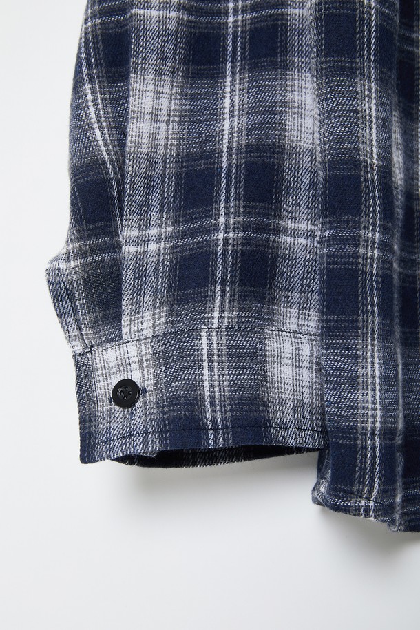 루즈핏 브러쉬 체크 셔츠 CSH107는 블랙과 화이트 컬러의 면 소재로 제작된 남녀 공용 셔츠입니다. 봄, 가을 시즌에 적합하며, 캐주얼 및 베이직 스타일을 연출하기 좋습니다. 루즈핏으로 편안한 착용감을 선사하며, 레귤러 기장의 긴 소매와 카라, 포켓 디테일이 특징입니다. 출근룩과 비즈니스 캐주얼, 캐주얼, 클래식, 미니멀 스타일 모두 소화 가능한 활용도 높은 아이템입니다. 부드러운 촉감의 브러쉬 체크 패턴이 돋보이는 셔츠입니다.
