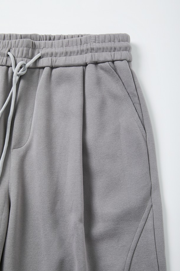 리벳 포인트 밴딩 스웻 팬츠 CPT165는 캐주얼, 스포티, 미니멀 스타일을 모두 아우르는 공용 스웻 팬츠입니다. 그레이 컬러의 무지 디자인으로, 봄, 가을 시즌에 적합하며 일상복으로 편안하게 착용할 수 있습니다. 부드러운 면 소재에 루즈핏으로 제작되어 편안한 착용감을 선사하며, 허리 스트링과 리벳 디테일로 포인트를 더했습니다. 집콕룩, 산책룩, 여행룩 등 다양한 TPO에 활용 가능하며, 밴딩 처리로 활동성을 높였습니다.
