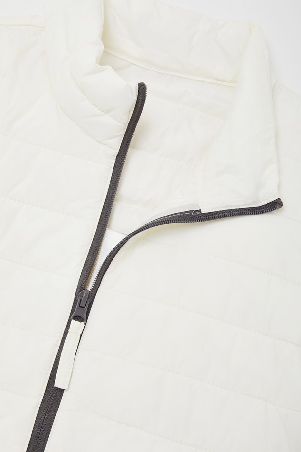 사이드 스판 경량 패딩 점퍼 CJP151는 겨울철 출근룩을 위한 캐주얼, 스포티, 미니멀 스타일의 필수 아이템입니다. 화이트와 그레이 두 가지 색상으로 출시되어 어떤 옷에도 쉽게 매치할 수 있습니다. 얇은 두께감의 경량 패딩으로, 나일론과 폴리에스테르 혼방 소재로 제작되어 부드러운 촉감과 뛰어난 신축성을 자랑합니다. 무지 디자인에 사이드 배색 디테일이 돋보이며, 레귤러핏과 집업 스타일로 편안한 착용감을 선사합니다. 긴 소매 기장의 이 패딩 점퍼는 일상생활에서 폭넓게 활용할 수 있습니다.
