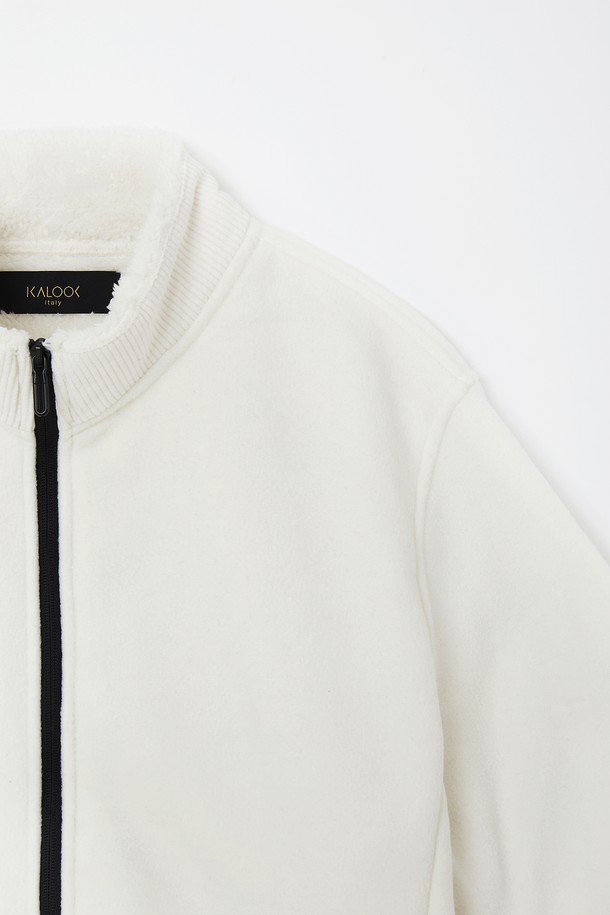 코듀로이 카라 플리스 점퍼 CJP150은 여성용으로, 가을과 겨울에 따뜻하게 입을 수 있는 플리스 점퍼입니다. 캐주얼하고 베이직한 스타일의 무지 디자인으로, 화이트와 블랙 두 가지 색상으로 출시되었습니다. 부드러운 촉감의 코듀로이와 플리스 소재를 사용하여 두꺼운 두께감을 자랑하며, 크롭 기장과 레귤러핏으로 편안하게 착용 가능합니다. 집업 스타일의 긴소매 점퍼로, 카라 디테일과 배색 디자인이 돋보입니다.
