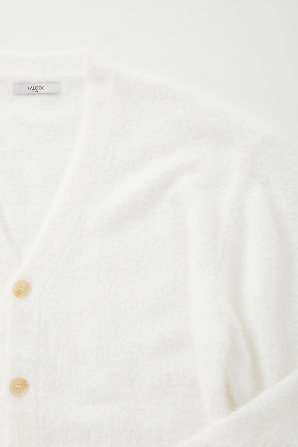 **상품 설명:**

CKA107 멀티컬러 모헤어 버튼 가디건은 여성용 니트/스웨터 상의입니다. 부드러운 촉감의 모헤어 소재로 제작되었으며, 봄, 가을에 착용하기 좋은 얇은 두께의 레귤러핏 가디건입니다. 브이넥 디자인에 긴 소매, 무지 패턴으로 미니멀, 클래식, 캐주얼 스타일을 연출하기 좋습니다. 데이트룩에 어울리는 아이템으로, 버튼 디테일이 돋보입니다.
