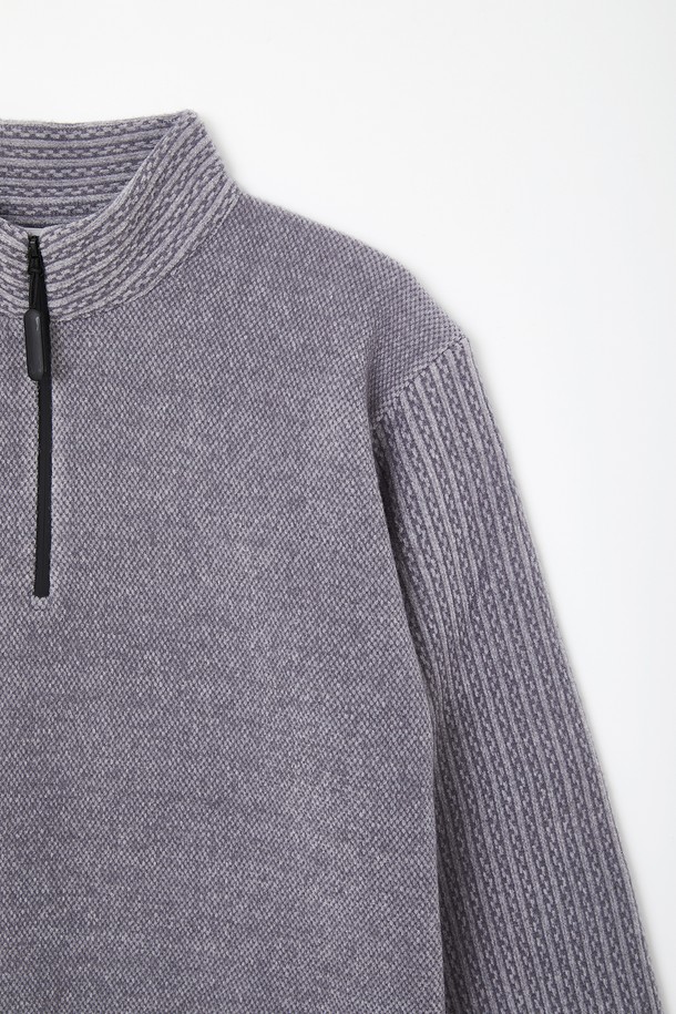 플리스 반집업 하프넥 니트티 CNIT112는 부드러운 촉감과 따뜻한 보온성을 제공하는 여성용 상의입니다. 가을과 겨울, 집콕룩을 위한 캐주얼, 미니멀, 클래식 스타일 연출에 적합합니다. 루즈핏 크롭 기장으로, 하프넥 디자인과 긴 소매, 무지 패턴이 특징입니다. 두꺼운 두께감의 플리스 소재에 골지 소매 디테일로 포인트를 더했습니다. 집업 방식으로 간편하게 착용할 수 있으며, 데일리룩으로 활용하기 좋습니다.
