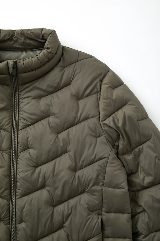 **경량 사선 누빔 패딩 점퍼 CJP155**는 가볍고 따뜻한 겨울철 필수 아우터입니다. 캐주얼하고 베이직한 스타일로, 어떤 룩에도 쉽게 매치할 수 있습니다. 숏 기장의 레귤러핏으로 활동성을 높였으며, 경량 소재와 사선 퀄팅 디자인을 더해 세련된 느낌을 줍니다. 부드러운 촉감의 나일론과 폴리에스테르 혼방 소재로 제작되어 편안한 착용감을 선사합니다. 카키와 올리브 두 가지 색상으로 출시되어, 취향에 맞게 선택할 수 있습니다.
