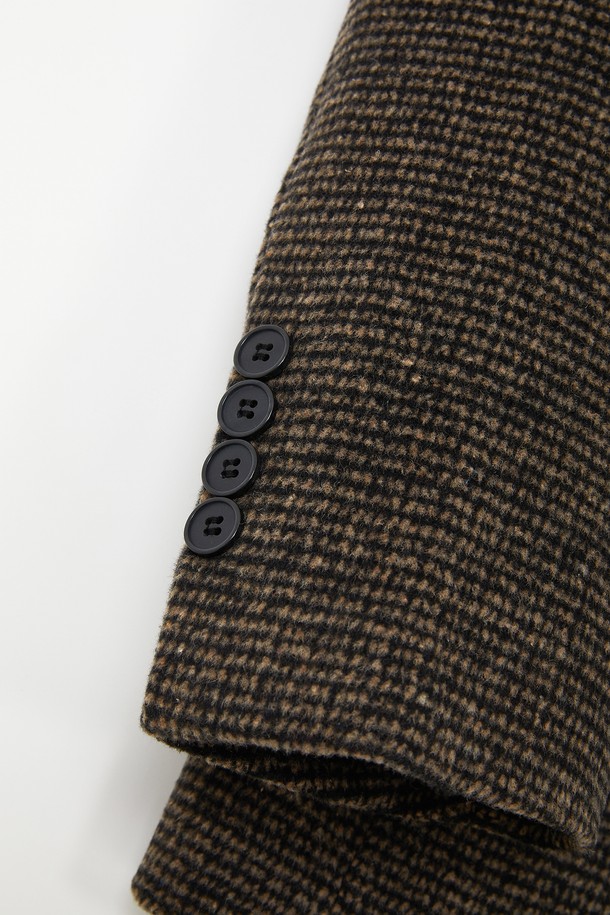 모던한 감각을 더한 울 모눈 체크 버튼 재킷 CJK119입니다. 블랙브라운 컬러의 모눈 체크 패턴이 세련된 느낌을 주며, 울과 폴리에스터 혼방 소재로 제작되어 봄, 여름, 가을, 겨울 사계절 모두 활용 가능합니다. 베이직 핏에 전체 안감 처리로 편안한 착용감을 선사하며, 버튼 여밈 방식으로 클래식하고 미니멀한 스타일을 연출합니다. 출근룩, 비즈니스 캐주얼, 모임룩 등 다양한 TPO에 활용하여 시크한 매력을 뽐낼 수 있습니다.
