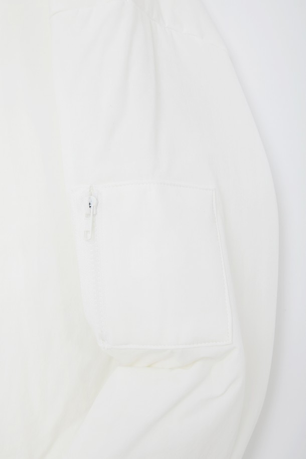 "슬리브 포켓 방풍 패딩 맨투맨 CTEE127"은 캐주얼, 스포티, 미니멀 스타일을 추구하는 분들을 위한 공용 맨투맨입니다. 부드러운 면 소재에 안감은 패딩으로 제작되어, 봄, 가을, 겨울 3계절 모두 따뜻하게 착용할 수 있습니다. 무지 디자인에 레귤러 핏, 긴 소매 기장으로 어떤 스타일에도 잘 어울리며, 라운드넥으로 편안함을 더했습니다. 방풍 기능과 포켓 디테일이 실용성을 높여 일상생활에서 활용하기 좋습니다.
