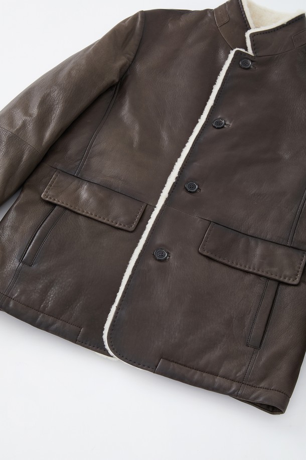 부드러운 양가죽 소재의 브라운 컬러 구스다운 재킷 CLJP127입니다. 겨울철 일상과 출근룩, 모임룩에 모두 잘 어울리는 클래식하고 미니멀한 스타일을 연출할 수 있습니다. 레귤러핏에 버튼 여밈 방식으로, 따뜻한 퍼 안감과 포켓 디테일이 돋보입니다. 두꺼운 두께감으로 뛰어난 보온성을 제공하며, 긴 소매 기장으로 안정적인 착용감을 선사합니다. 무지 디자인으로 어떤 옷에도 매치하기 용이합니다.
