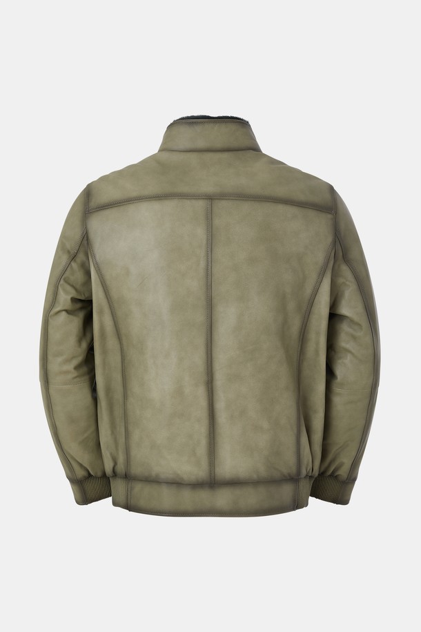 램스킨 라인 워싱 구스다운 점퍼 CLJP128은 남성용 구스다운 점퍼입니다. 부드러운 램스킨 소재에 워싱 처리하여 자연스러운 멋을 더했으며, 겨울철 캐주얼 스타일을 완성합니다. 톤 다운된 카키 컬러와 레귤러핏 디자인으로 어떤 옷에도 쉽게 매치할 수 있습니다. 출근룩과 여행룩에 모두 활용 가능하며, 미니멀, 클래식 스타일을 선호하는 분들께 추천합니다. 
