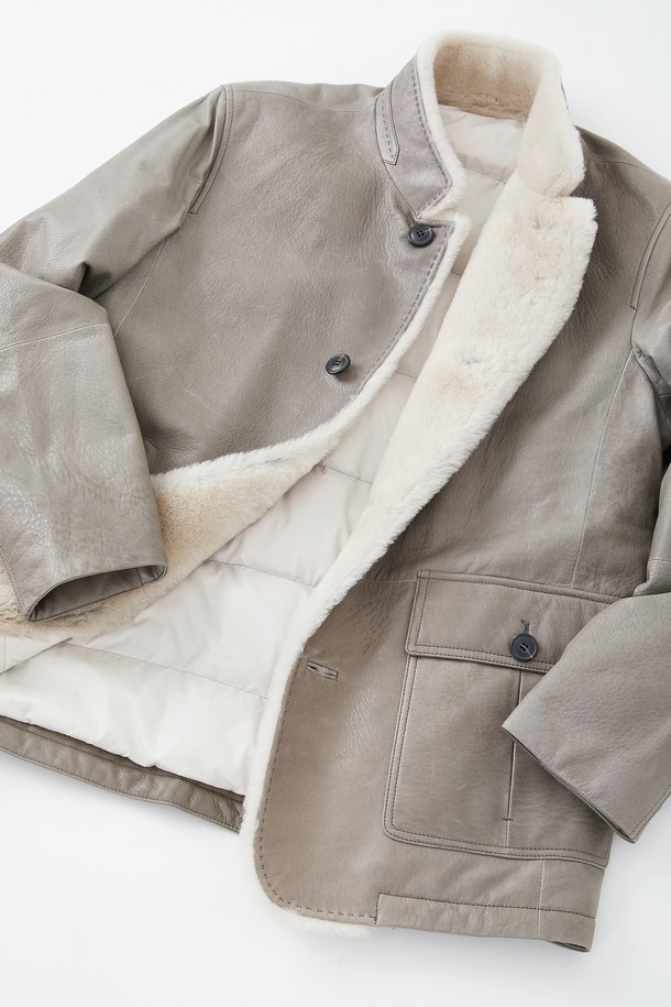 부드러운 양가죽 소재의 남성용 구스다운 재킷입니다. 클래식하고 베이직한 스타일로, 겨울철 일상에서 따뜻하게 착용하기 좋습니다. 베이지 컬러에 레귤러 핏으로 제작되었으며, 넉넉한 빅포켓 디테일이 돋보입니다. 버튼 여밈 방식으로 간편하게 착용할 수 있으며, 긴 소매 기장과 두꺼운 두께감으로 보온성을 높였습니다. 
