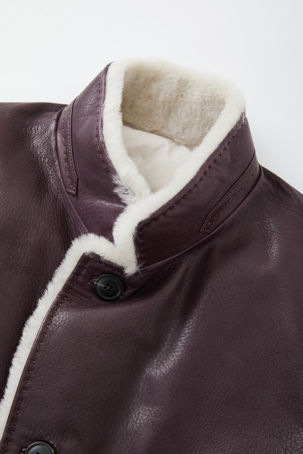 부드러운 양가죽 소재의 남성용 구스다운 재킷입니다. 클래식하고 미니멀한 스타일로, 겨울철 출근룩에 적합합니다. 넉넉한 빅포켓 디자인이 특징이며, 레귤러핏으로 편안한 착용감을 선사합니다. 브라운 컬러의 무지 디자인으로 어떤 옷에도 쉽게 매치할 수 있습니다. 두꺼운 두께감으로 뛰어난 보온성을 제공합니다.
