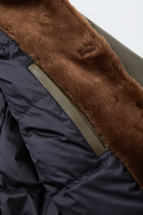 코팅 램스킨 미들넥 구스다운 재킷 CLJP126은 남성용 겨울 아우터로, 클래식한 스타일을 연출합니다. 램스킨 소재에 구스다운 충전재를 사용하여 부드러운 촉감과 뛰어난 보온성을 제공합니다. 미디엄 기장의 카키색 무지 디자인으로, 출근룩이나 데이트룩 등 다양한 TPO에 활용 가능합니다. 버튼 여밈 방식과 레귤러핏으로 편안한 착용감을 선사하며, 시크하고 미니멀한 스타일을 완성합니다. 긴 소매와 코팅 처리된 디자인이 특징이며, 두꺼운 두께감으로 따뜻하게 착용할 수 있습니다.
