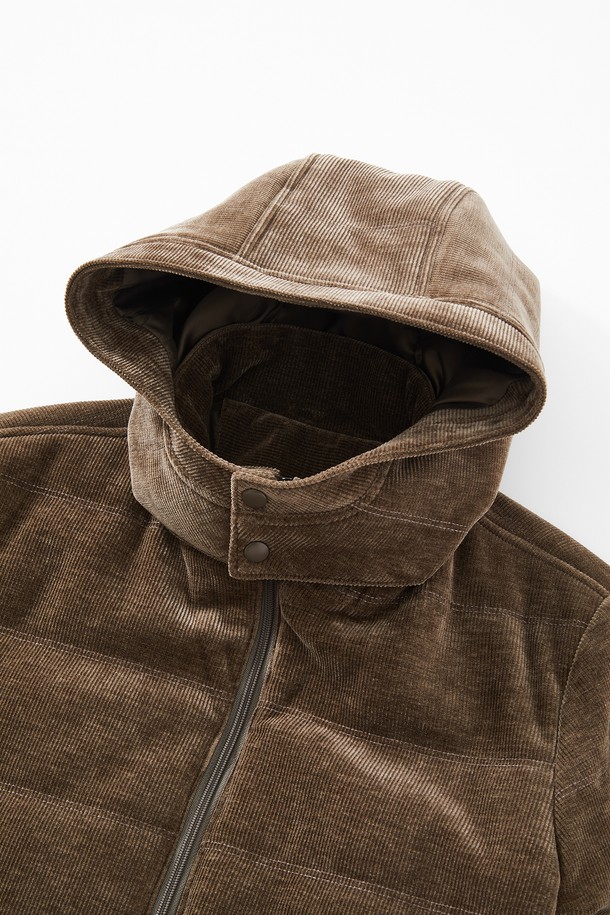 **코듀로이 패딩 후드 탈부착 점퍼 CJP134**는 부드러운 코듀로이 소재로 제작되어 포근한 촉감을 선사하는 남성용 겨울 점퍼입니다. 캐주얼, 클래식, 미니멀 스타일을 모두 아우르는 디자인으로, 일상 및 출근룩에 활용하기 좋습니다. 넉넉한 두께감과 레귤러 핏으로 편안한 착용감을 제공하며, 후드는 탈부착이 가능하여 다양한 연출이 가능합니다. 브라운 컬러의 무지 디자인으로 어떤 옷에도 쉽게 매치할 수 있는 활용도 높은 아이템입니다. 집업 스타일로 간편하게 입고 벗을 수 있습니다.
