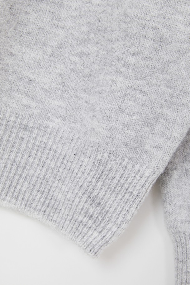 **멀티컬러 에어울 긴팔 니트 CNIT109**

가을과 겨울, 당신의 스타일을 책임질 여성용 멀티컬러 에어울 긴팔 니트입니다. 부드러운 촉감의 울 소재로 제작되어 포근하고 따뜻하며, 베이직한 디자인으로 다양한 룩에 활용하기 좋습니다. 레귤러핏 라운드넥 디자인에 크롭 기장으로 세련된 실루엣을 연출합니다. 출근룩부터 캐주얼, 클래식, 미니멀 스타일까지 폭넓게 소화 가능한 아이템입니다.
