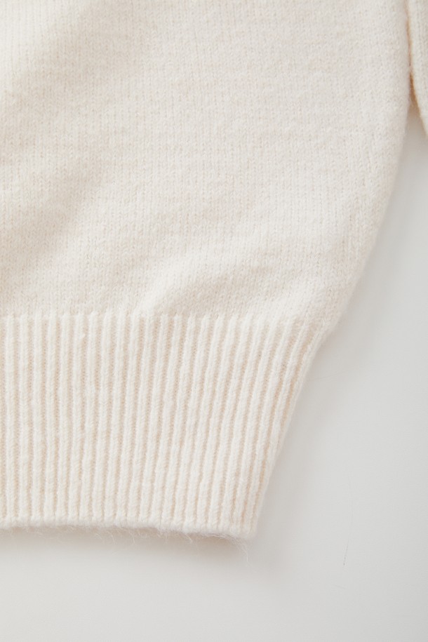 아이보리와 화이트 컬러의 멀티컬러 에어울 긴팔 니트 CNIT109입니다. 부드러운 촉감의 울(Wool) 혼방 소재로 제작되어 가을, 겨울 시즌에 따뜻하게 착용하기 좋습니다. 라운드넥 디자인에 루즈핏으로 편안한 착용감을 선사하며, 크롭 기장으로 트렌디한 스타일을 연출합니다. 베이직하고 미니멀한 무드의 무지 디자인으로 다양한 룩에 활용하기 좋은 캐주얼한 긴팔 니트입니다.
