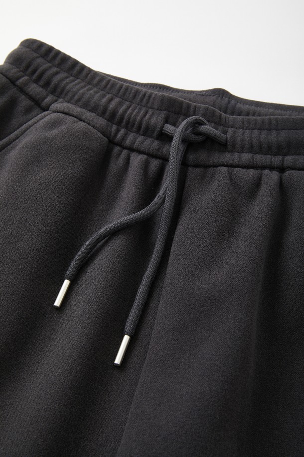 따뜻함과 편안함을 동시에 선사하는 일자핏 보아털 스판 플리스 팬츠 CPT171입니다. 부드러운 촉감의 플리스 소재와 스판덱스의 혼방으로 제작되어 활동성을 높였으며, 안감은 보아털로 마감하여 뛰어난 보온성을 제공합니다. 허리 밴딩 처리로 편안한 착용감을 선사하며, 무지 디자인과 레귤러핏으로 다양한 스타일 연출에 용이합니다. 일상생활은 물론, 집콕룩과 산책룩으로 활용하기 좋으며, 캐주얼, 미니멀, 클래식 스타일을 즐겨 입는 분들께 추천합니다.
