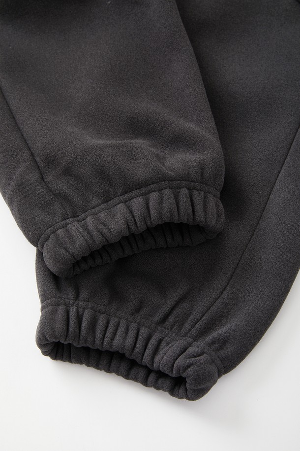 보온성과 편안함을 동시에 갖춘 보아털 스판 플리스 카고 조거 팬츠 CPT172입니다. 부드러운 촉감의 플리스 소재와 스판덱스의 혼방으로 활동성을 높였으며, 안감 전체를 보아털로 마감하여 뛰어난 보온성을 자랑합니다. 허리 밴딩 처리로 편안한 착용감을 선사하며, 실용적인 카고 포켓 디자인으로 수납력을 더했습니다. 캐주얼, 스포티, 미니멀 스타일을 모두 소화할 수 있으며, 집콕룩, 산책룩, 캠핑룩 등 다양한 TPO에 활용 가능합니다. 블랙 컬러의 루즈핏 조거 팬츠로, 가을, 겨울 시즌 데일리룩에 따뜻함과 스타일을 더해보세요.
