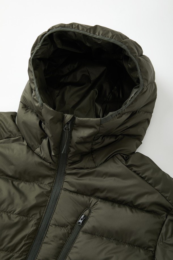 데일리앤스포츠 후드 패딩 점퍼 CJP156는 겨울철 캐주얼 및 스포티 스타일을 연출하기에 좋은 아이템입니다. 부드러운 촉감의 나일론과 폴리에스터 혼방 소재로 제작되어 보온성과 방풍 기능을 제공하며, 두꺼운 두께감으로 추운 날씨에도 따뜻하게 착용할 수 있습니다. 카키 및 올리브 컬러의 무지 디자인에 레귤러핏으로 제작되어 편안한 착용감을 선사합니다. 집업 스타일의 긴 소매 후드 패딩 점퍼로, 캠핑룩을 포함한 다양한 일상 및 캐주얼 코디에 활용하기 좋습니다. 퀼팅 디테일이 돋보이는 디자인으로, 미니멀한 스타일을 선호하는 분들께 추천합니다.
