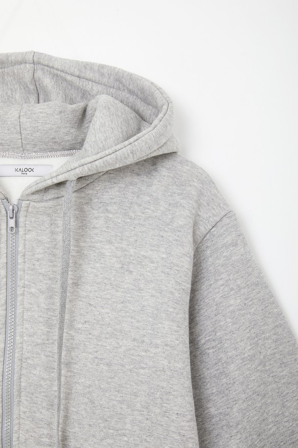 베이직 코튼 기모 후드 집업 CTEE129는 일상에서 편안하게 착용하기 좋은 공용 후드 집업입니다. 부드러운 촉감의 면 소재에 기모 안감을 더해 가을, 겨울철 따뜻하게 입을 수 있습니다. 무지 디자인과 레귤러핏으로 캐주얼, 미니멀, 클래식 스타일을 연출하기 좋으며, 캠핑룩 또는 집콕룩으로 활용하기에도 좋습니다. 그레이 컬러의 긴소매 집업 스타일로, 어떤 옷에도 쉽게 매치할 수 있는 활용도 높은 아이템입니다.
