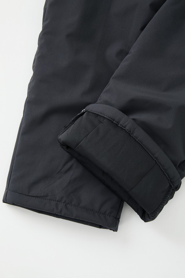 일자핏 울트라 웜 패딩 팬츠 CPT173은 봄, 여름, 가을, 겨울 사계절 모두 활용 가능한 패딩 팬츠입니다. 블랙, 네이비, 차콜 세 가지 컬러로 출시되어 다양한 스타일 연출이 가능하며, 캐주얼, 미니멀, 고프코어 스타일을 즐겨 입는 분들께 추천합니다. 여행, 캠핑, 등산 등 다양한 TPO에 적합하며, 일자핏 디자인으로 편안하면서도 세련된 핏을 제공합니다. 폴리에스터 소재의 안감과 겉감으로 제작되어 보온성과 활동성을 동시에 갖췄습니다.
