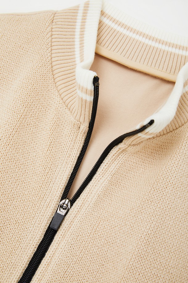 리어(Rear) 스판 경량 니트 조끼 CNIT113은 베이직한 스타일의 공용 제품으로, 봄, 여름, 가을, 겨울 사계절 모두 활용 가능한 아이템입니다. 베이지와 그레이 두 가지 색상으로 출시되어, 어떤 옷에도 쉽게 매치할 수 있습니다. 폴리에스터, 아크릴, 폴리우레탄 혼방 소재로 제작되어 가볍고 편안한 착용감을 선사하며, 민소매 라운드넥 디자인으로 답답함 없이 시원하게 입을 수 있습니다. 집콕룩, 산책룩, 여행룩 등 다양한 TPO에 미니멀, 캐주얼, 클래식 스타일로 연출하기 좋습니다.
