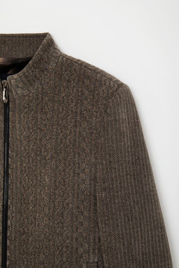 자카드 보아털 블루종 점퍼 CJP153는 캐주얼 스타일의 아우터입니다. 블랙브라운 컬러의 자카드 패턴이 돋보이며, 봄, 여름, 가을, 겨울 사계절 모두 착용 가능합니다. 집업 스타일로 간편하게 입고 벗을 수 있으며, 슬림, 베이직핏, 오버핏 등 다양한 핏으로 연출할 수 있습니다. 부드러운 보아털 촉감의 폴리에스터 소재로 제작되었으며, 안감은 전체 폴리에스터 100%로 마감되어 있습니다. 여행룩, 캠핑룩, 집콕룩 등 TPO에 맞춰 미니멀하고 고프코어 스타일을 연출해보세요.
