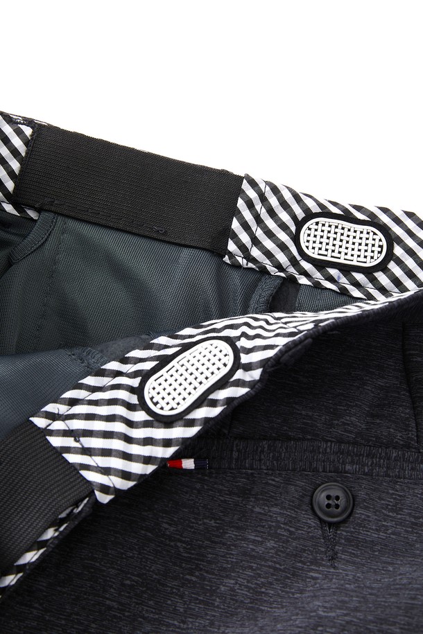 데일리앤 오피스 웜 밴딩 기모 팬츠 CPT175는 차콜과 네이비 두 가지 색상으로 출시되었습니다. 폴리에스터와 폴리우레탄 혼방 소재로 제작되어 부드러운 촉감과 뛰어난 보온성을 자랑하며, 한겨울에도 따뜻하게 착용할 수 있습니다. 레귤러핏으로 제작되어 편안한 착용감을 제공하며, 밴딩 허리 디자인으로 활동성을 높였습니다. 사선 포켓 디테일이 돋보이는 이 슬랙스는 캐주얼룩과 출근룩 모두 소화 가능한 활용도 높은 아이템입니다. 무지 디자인으로 어떤 상의에도 잘 어울려 데일리 오피스룩을 완성해 보세요.
