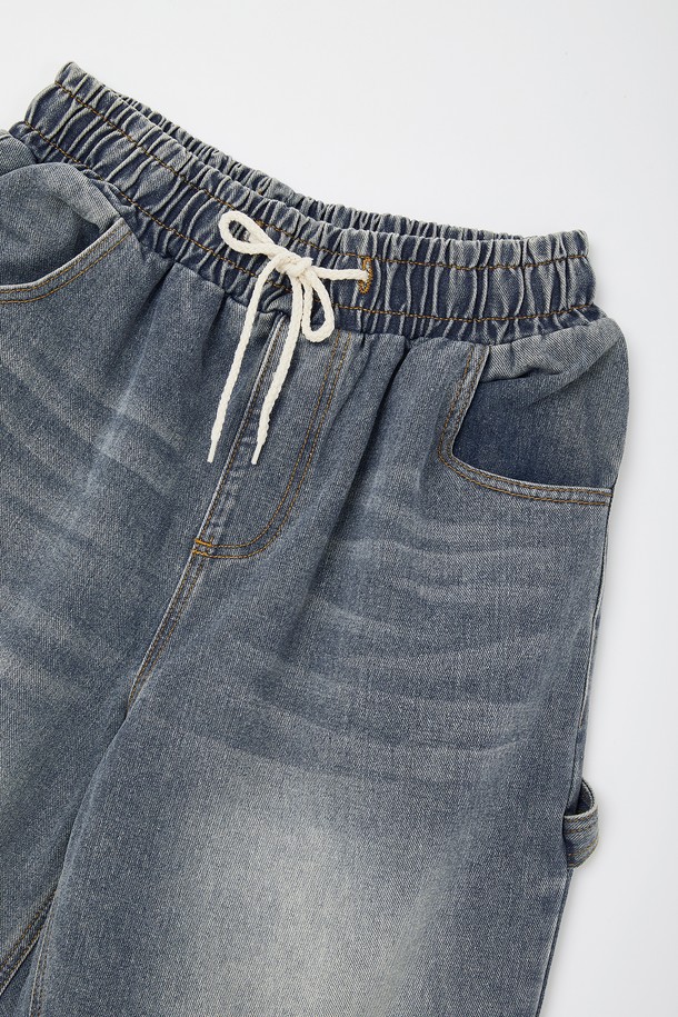 루즈핏 밴딩 카펜터 데님 팬츠 CJN112는 편안한 착용감과 캐주얼한 스타일을 동시에 만족시키는 데님 팬츠입니다. 봄, 여름, 가을, 겨울 사계절 모두 활용 가능하며, 넉넉한 루즈핏으로 활동성을 높였습니다. 허리 밴딩 처리로 편안함을 더했으며, 워크웨어 스타일을 연출하기 좋은 카펜터 디자인이 특징입니다. 시원한 블루 컬러의 데님 소재로 제작되어 미니멀한 스타일까지 소화할 수 있습니다. 면 소재 특유의 부드러운 촉감과 데님 특유의 자연스러운 질감이 매력적인 제품입니다.
