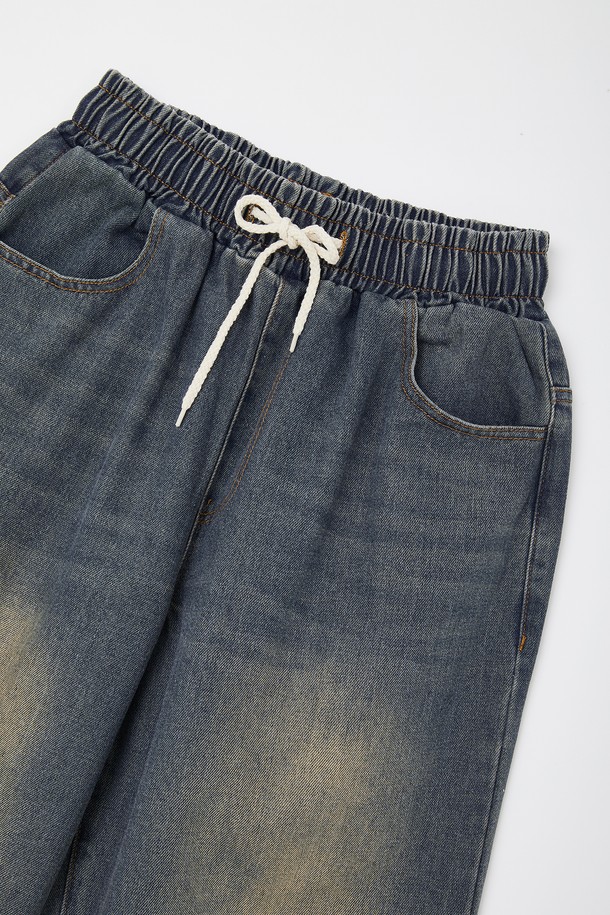 루즈핏 워싱 밴딩 데님 팬츠 CJN113은 캐주얼, 미니멀, 시티보이 스타일을 아우르는 데님 팬츠입니다. 봄, 여름, 가을, 겨울 사계절 모두 착용 가능하며, 데이트룩, 여행룩에 적합합니다. 밴딩 처리로 편안한 착용감을 선사하며, 워싱 디테일이 빈티지한 멋을 더합니다. 루즈핏으로 활동성을 높였으며, 면 소재로 제작되어 편안한 착용감을 제공합니다. 신축성은 보통 수준입니다.
