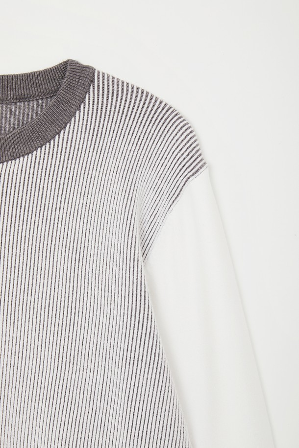 마이크로 스트라이프 라운드 니트 CNIT115는 베이직한 스타일의 상의입니다. 비스코스 78%와 폴리에스터 22% 혼방 소재로 제작되어 사계절 내내 착용 가능하며, 신축성이 있어 편안한 착용감을 제공합니다. 라운드넥 디자인에 화이트 컬러, 스트라이프 패턴으로 미니멀, 클래식, 캐주얼 스타일 모두 소화 가능합니다. 출근룩, 비즈니스 캐주얼, 데이트룩 등 다양한 TPO에 활용할 수 있는 실용적인 아이템입니다. 베이직핏으로 제작되었습니다.
