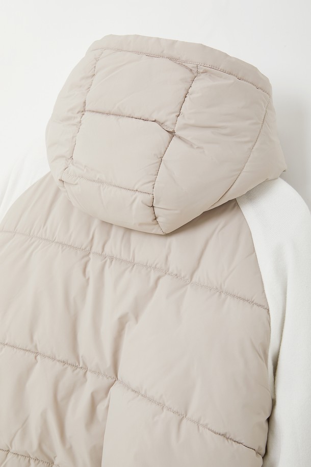 여성 방풍 후드 패딩 점퍼 CJP157은 가을, 겨울 시즌에 골프 및 일상에서 활용하기 좋은 베이직 스타일의 패딩 점퍼입니다. 아이보리와 차콜 두 가지 색상으로 출시되었으며, 숏 기장에 집업 여밈 방식으로 편안하게 착용할 수 있습니다. 비스코스, 폴리에스터, 나일론 혼방 소재로 제작되어 두꺼운 두께감과 뛰어난 보온성을 자랑하며, 방풍 기능으로 추운 날씨에도 따뜻함을 유지해줍니다. 베이직핏 디자인에 무지 패턴으로 미니멀하고 캐주얼한 스타일을 연출할 수 있으며, 긴 소매와 후드 타입으로 활동성을 더했습니다. 내부는 폴리에스터 안감으로 마감되어 부드러운 촉감을 선사합니다.
