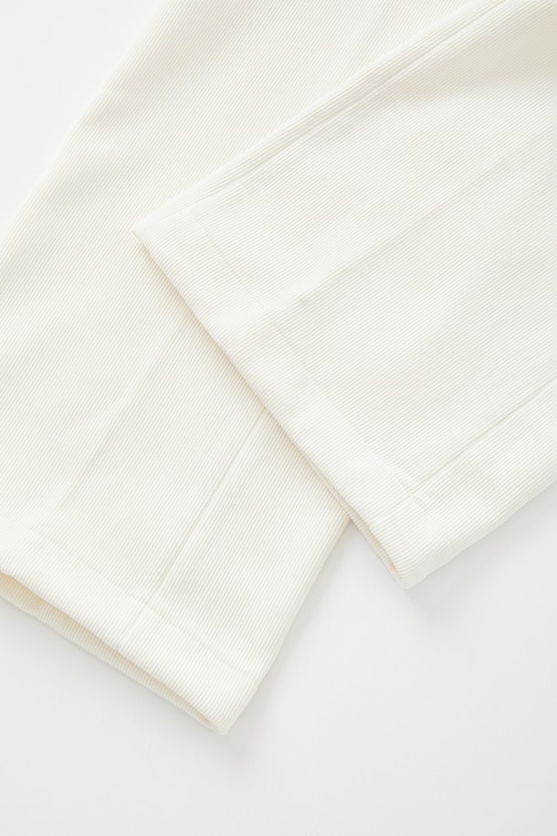 여성 밴딩 코듀로이 기모 팬츠 CPT178는 캐주얼, 클래식, 미니멀 스타일을 모두 아우르는 일자핏 팬츠입니다. 아이보리, 네이비 두 가지 색상으로 출시되어 데일리룩은 물론 골프웨어로도 활용 가능하며, 사계절 내내 착용할 수 있습니다. 부드러운 코듀로이 소재에 기모 안감을 더해 보온성을 높였으며, 밴딩 허리와 카고 포켓, 사선 주머니 디자인으로 기능성과 디자인을 동시에 잡았습니다. 두꺼운 두께감으로 겨울철에도 따뜻하게 착용할 수 있는 실용적인 아이템입니다.
