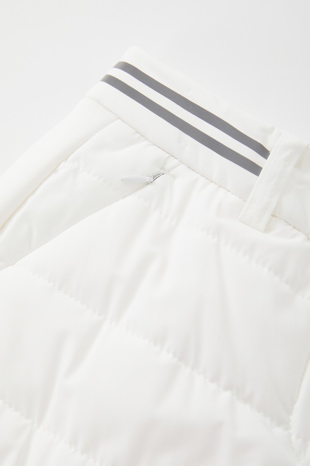 여성 일자핏 밴딩 패딩 팬츠 CPT177은 한겨울에도 따뜻하게 착용 가능한 패딩 팬츠입니다. 아이보리와 블랙 두 가지 색상으로 출시되었으며, 데일리룩과 스포티룩 모두 소화 가능한 활용도 높은 아이템입니다. 가볍고 따뜻한 폴리에스터 소재에 허리 밴딩 처리로 편안한 착용감을 선사합니다. 하단 지퍼 포켓 디테일이 기능성과 디자인을 동시에 만족시키며, 일자핏으로 다리가 길어 보이는 효과를 줍니다. 스포티한 스타일을 즐기는 여성분들께 추천합니다.
