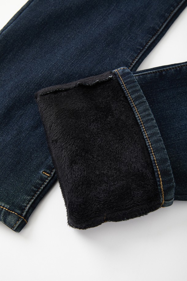 울트라웜 융기모 스판 데님 팬츠 CJN115는 겨울철 추위에도 끄떡없는 보온성을 제공하는 남녀 공용 데님 팬츠입니다. 다크 블루 컬러의 일자핏 디자인으로 캐주얼하고 베이직한 스타일을 연출하며, 부드러운 촉감의 융기모 안감으로 편안한 착용감을 선사합니다. 데님, 면, 폴리우레탄 혼방 소재에 신축성을 더해 활동성을 높였으며, 두꺼운 두께감으로 따뜻함을 유지해줍니다. 무지 패턴과 워싱 디테일이 돋보이는 이 데님 팬츠는 일상생활에서 폭넓게 활용할 수 있습니다.
